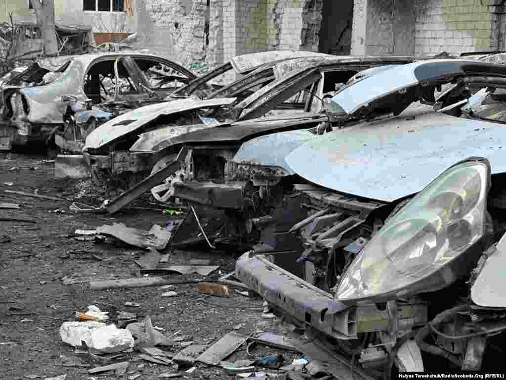 Машыны, якія згарэлі пасьля таго, як «Шахед» трапіў у шматпавярховы будынак