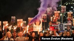 Барымтадагыларды бошотуу үчүн демонстрацияга чыккандар. 