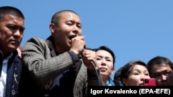 Тилек Токтогазиев на митинге. 