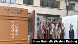 Karikó Katalin, Szilárd Leó és más, elismert magyar tudósok képmása várja az arra járókat a budapesti Belváros egyik központi helyén, a Vörösmarty tér sarkánál felállított installációba