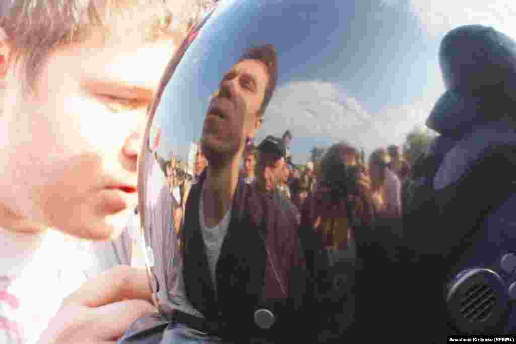 "А почему нам нельзя пройти?"