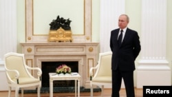 Președintele rus, Vladimir Putin, în așteptarea omologului său din Belarus, Alexandr Lukașenko, vineri, la Moscova, 11 martie 2022.