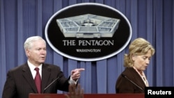 АКШнын Мамлекеттик катчысы Х.Клинтон айым менен Коргоо министри Р. Гейтс  2010-жылдын 6-апрелиндеги Вашингтондогу маалымат жыйынында.