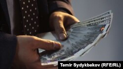 Кыргызстандын валютасы. Иллюстрациялык сүрөт.