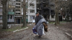 Locuitorii din zona Pokrovsk își îngroapă morții în curți, sub asediul continuu al dronelor rusești