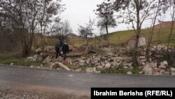 Deca razgledaju mesto gde su tri dečaka izgubila život.