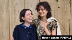 Севда Семер (вдясно) и съпругата ѝ