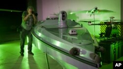 O dronă ucraineană, marină, numtă Magura V5, la o expoziție, la Kiev, în vara anului trecut. Armata ucraineană ar urma să fie modernizată continuu, după planurile aliaților.