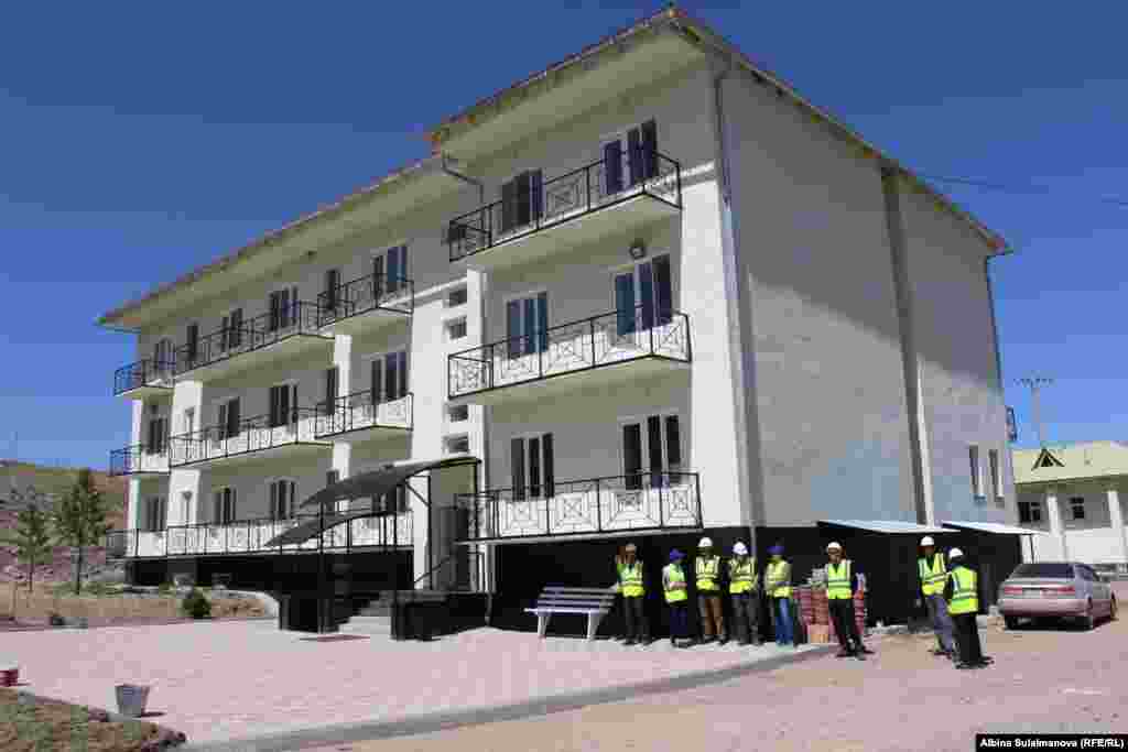 Кенди иштетүү толук ишке киришкенде&nbsp;кеминде миңден кем эмес&nbsp;жумушчу орун түзүлүп, анын 90 пайызын Кыргызстандын жарандары түзөөрү мурда кабарланган.