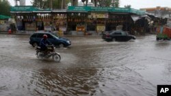 په پېښور کې تر سخت باران وروسته پر سړک اوبه ډنډ شوې دي - پخوانی انځور.