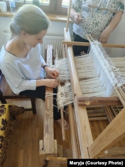 Марыя вучыцца на варштатах ткаць пераборы