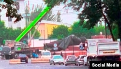 O imagine de pe rețelele de socializare arată cum statuia lui Lenin este demontată în Oș.