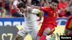 В матче Чехия-Армения ставшие авторами голов  Карлен Мкртчян (справа) и Томаш Росицки борются за мяч, Прага, 6 сентября 2013 г. 