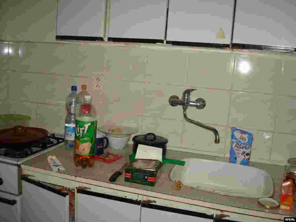 Қазақстандық босқындар тұратын қауымдастық жатақханасындағы ас үй. Брно, 1 ақпан  2009 жыл - Кухонный уголок комнаты общежития благотворительного общества, где живут казахские беженцы. Брно, 1 февраля 2009 года. 