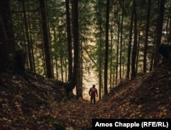 Kristek coboară pe un canal folosit odinioară de o mină de uraniu din Munții Metaliferi.