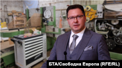 Колаж със снимка на вътрешния министър Даниел Митов на фона на кадър от разкритата нелегална фабрика за цигари