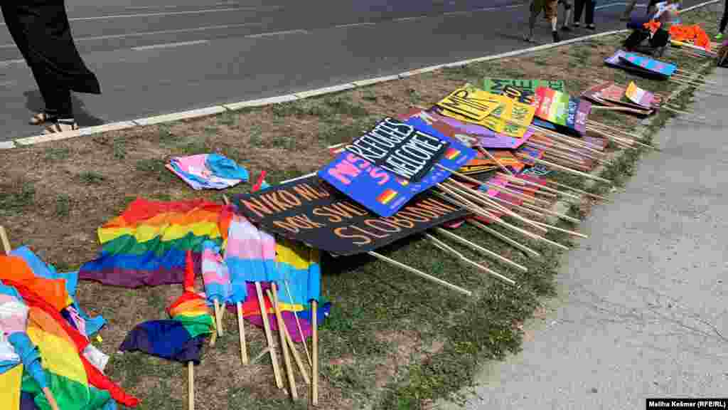 Prva bh. Povorka ponosa pod sloganom Ima izać', održana je 8. septembra 2019. Sudjelovalo je više od 1.000 osoba. Održana je bez incidenata. (na fotografiji: zastavice i transparenti nakon okončanja 3. Povorke ponosa)