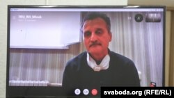 Судзяць журналіста Алега Грузьдзіловіча. Яго пакаралі 15 днямі арышту нібыта за ўдзел у акцыі пратэсту, якую ён асьвятляў. 12 лістапада 2020 году.