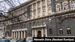 Ebben a budapesti, I. kerületi épületben bérel irodát a Hungary Helps Ügynökség. Korábban az Elios Zrt. székhelye is az épületben volt