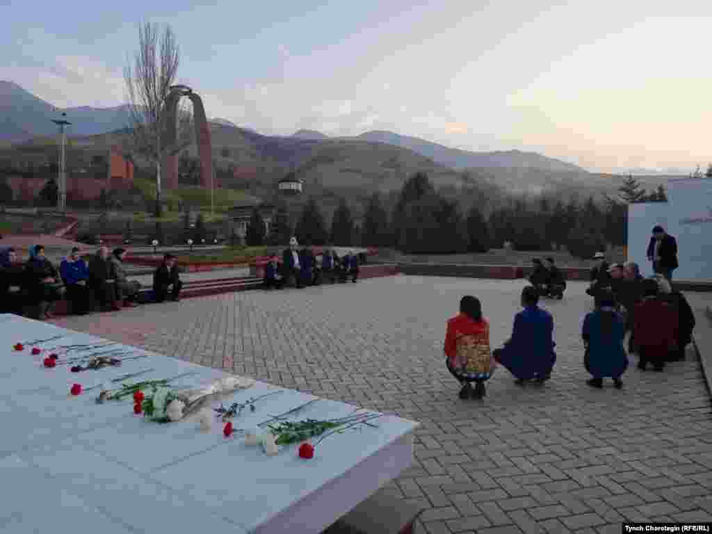 "Сталиндик репрессиянын күнөөсүз курмандыктары элдин эсинде" аттуу эл аралык илимий жыйын күнү. "Ата Бейит" эскерүү жайында. 08.11.2017.