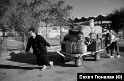 Цял живот, поместен в няколко куфара и вързопа. Капъкуле, Одрин. Лятото на 1989 г.