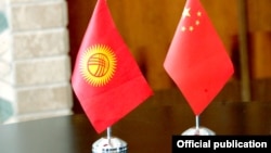 Флаги Кыргызстана и Китая.