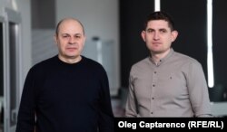 Jurnalistul Europa Liberă Eugen Urușciuc alături de invitatul podcastului „În esență”, Ștefan Bejan.