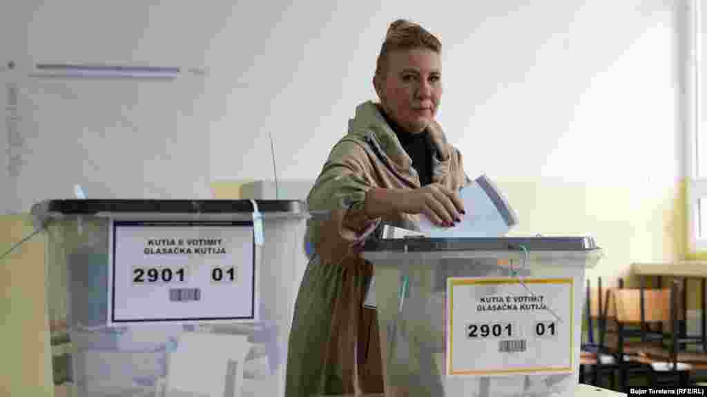 Një qytetare voton në zgjedhjet lokale të Kosovës në Zveçan, komunë me shumicë serbe, 12 tetor 2025.