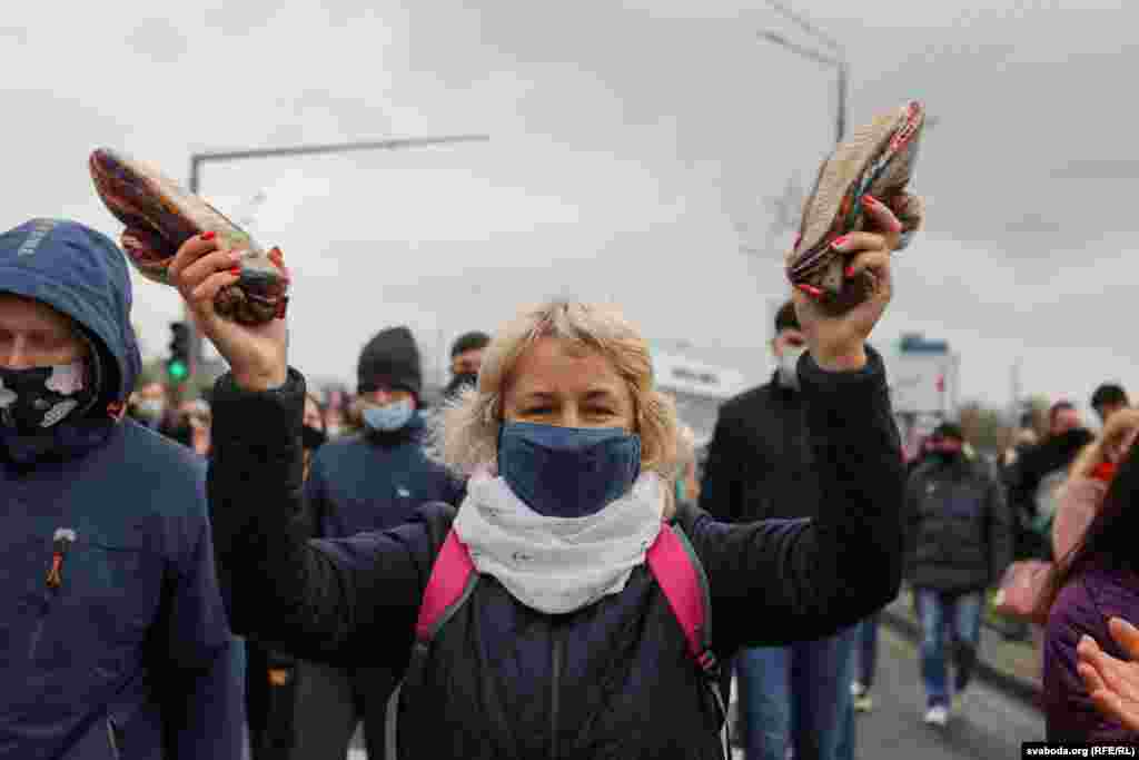 Наразылық шеруіне шыққандар "Трибунал!", "Ереуіл!" деп ұрандады.