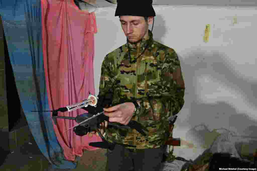 Наводить цель помогают беспилотники-разведчики. Ими управляют другие операторы