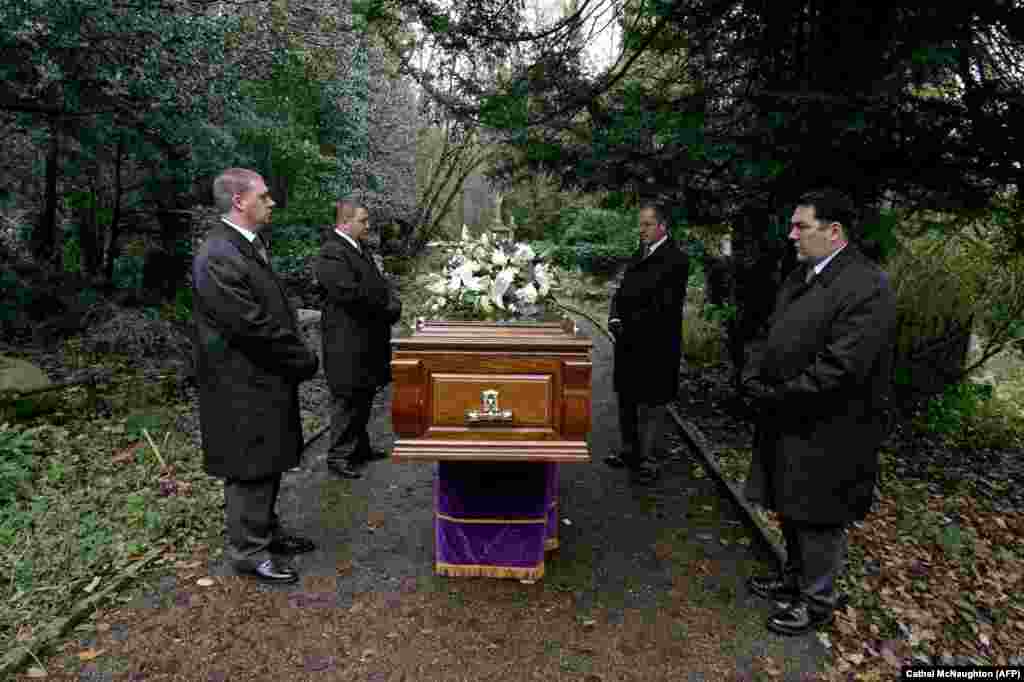Litvinenko's casket is prepared for burial at Highgate Cemetery in north London on December 7, 2006.&nbsp;