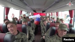 Расейскія вайскоўцы едуць у аўтобусе недзе ў Беларусі пасьля абмену, 25 траўня 2025