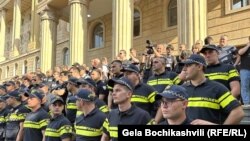 პოლიციელები თბილისის საქალაქო სასამართლოსთან