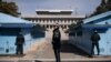 Një ushtar jug-korean bën roje pranë vijës ushtarake të demarkacionit dhe Godinës Panmun të Koresë së Veriut, në fshatin Panmunjom.