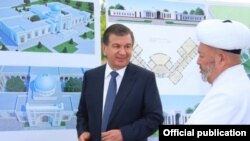 Президент Узбекистана Шавкат Мирзияев с муфтием Усманханом Алимовым в Самарканде.