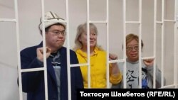 Темирлан Султанбеков, Ирина Карамушкина жана Роза Түрксевер сот залында. Архив. 