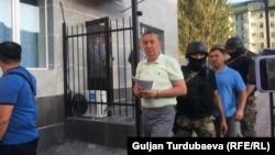 Фарид Ниязов сот имаратынын алдында. 2019-жылы тартылган сүрөт.