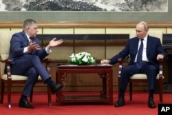 Excepția Fico. Premierul slovac nu doar că a mers la parada chineză, ca singurul lider din UE, dar s-a întâlnit în ajunul ei cu președintele rus Vladimir Putin.