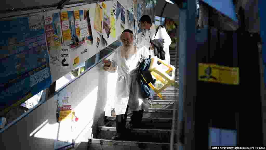 Старіші паломники ходять на молитву зі своїми стільцями