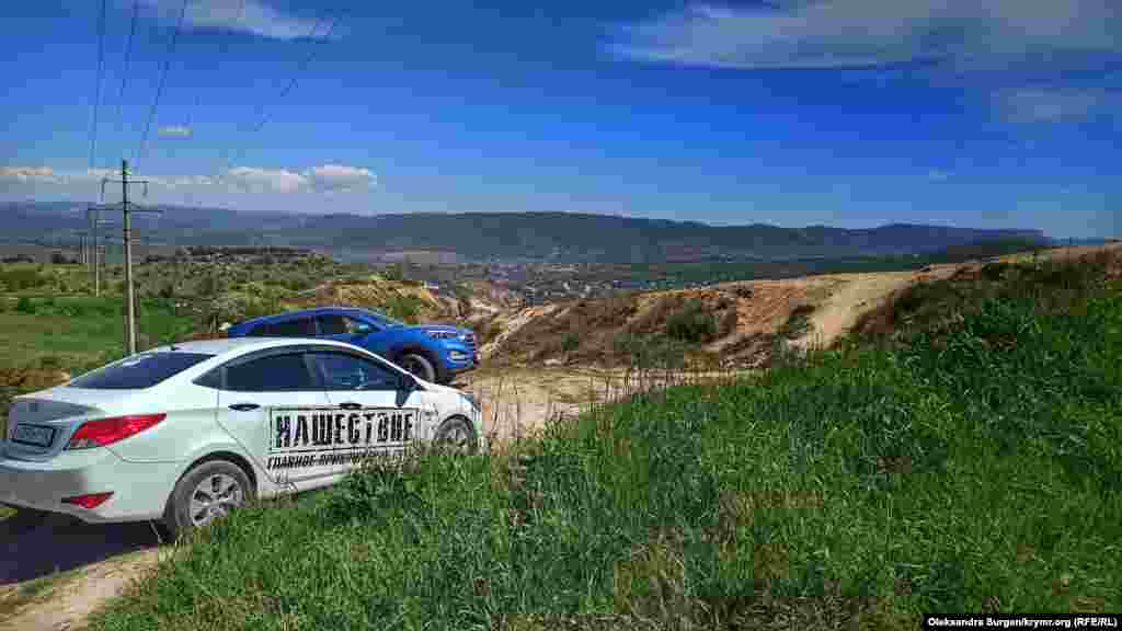 Balıqlava yolundan Uşakov köyü tarafına burıp, gölge maşnanen kete bilesiz