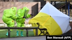 Британські експерти в Солсбері на місці, де були виявлені непритомними колишній полковник ГРУ Росії Сергій Скрипаль і його дочка Юлія 