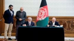 محمد اشرف غنی رئیس جمهوری افغانستان و عبدالله عبدالله رهبر تیم ثبات و همگرایی حین امضای توافق‌نامه سیاسی در کابل.