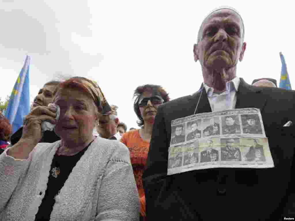 10. 2010 ел, Акмәчет, Ленин мәйданы Кырымтатарлар совет чорында чыккан "дезертирлар" һәм "нациларга хезмәт итүчеләр" дигән сүзләрне кире кагып, матәм җыенына Советлар Берлеге геройлары - кырымтатарларның портретларын тотып чыкты. 