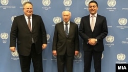 Архивска фототографија- Министрите за надворешни работи со посредникот во спорот Метју Нимиц 