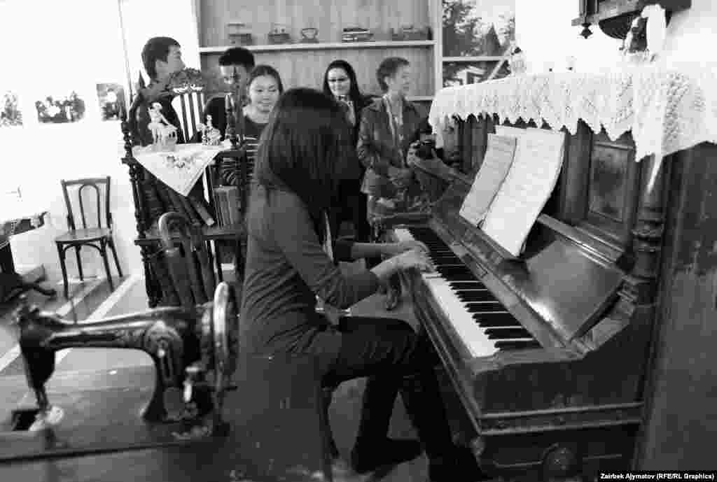 Көргөзмөдө негизинен ХIХ &ndash; ХХ кылымдын экинчи жарымында Кыргызстан башынан кечирген тарыхый процесстер жана Кыргызстандын тарыхына салым кошкон немис элинин турмушу чагылдырылган. 