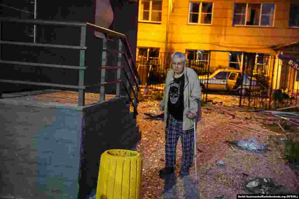 Një banor lokal shihet duke dalë prej banesës që i është sulmuar nga sulmet ruse.
