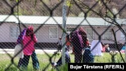 Gratë dhe fëmijët e kthyer nga Siria, gjatë qëndrimit të tyre në Qendrën për të Huajt në Vranidoll të Prishtinës.