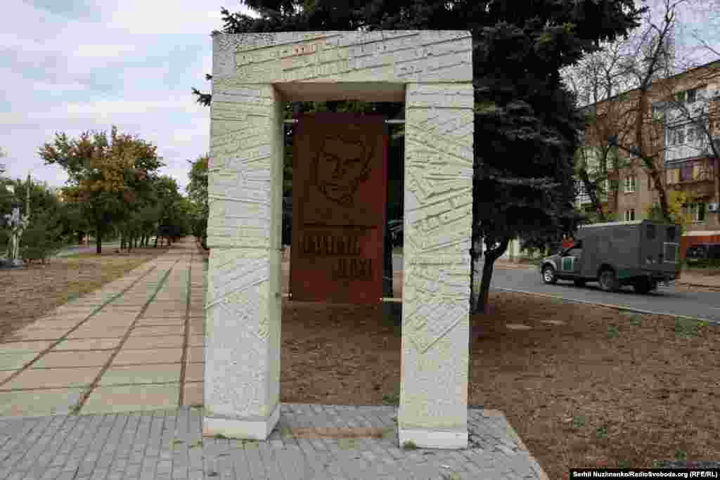 Помнік Васілю Стусу, адкрыты ў 2021 годзе. Дзяцінства і юнацтва паэта прайшлі на Данеччыне