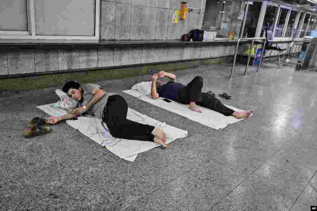 یک ایستگاه مترو در تهران پس از یک هشدار تخلیه. همان شب، هشدارهای تخلیه برای دو محله مرکزی در نیمه‌شب صادر شد.