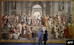 مکتب آتن اثر رافائل؛ به نمایش در آمده در پارلمان یونان در ۲۲ مارس امسال